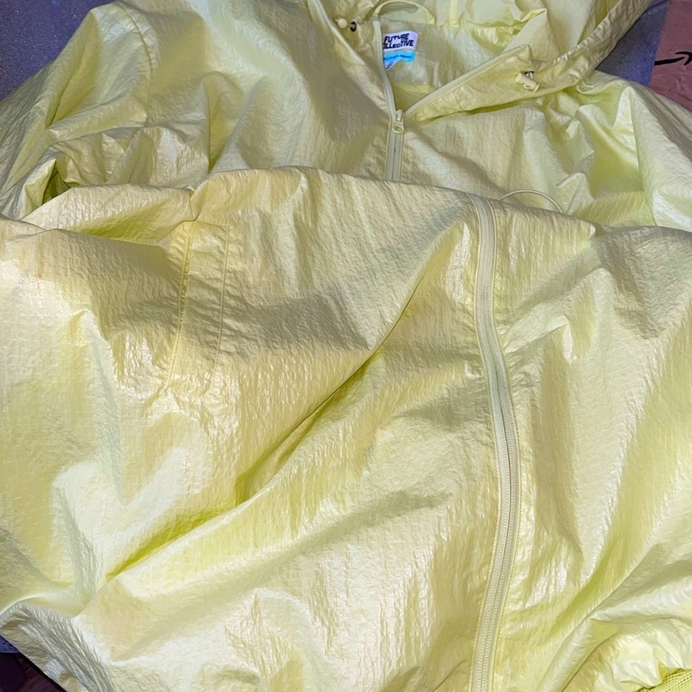 A long light weight jacket that gathers